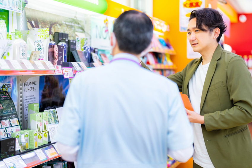 店頭で店主と話すラウンダー