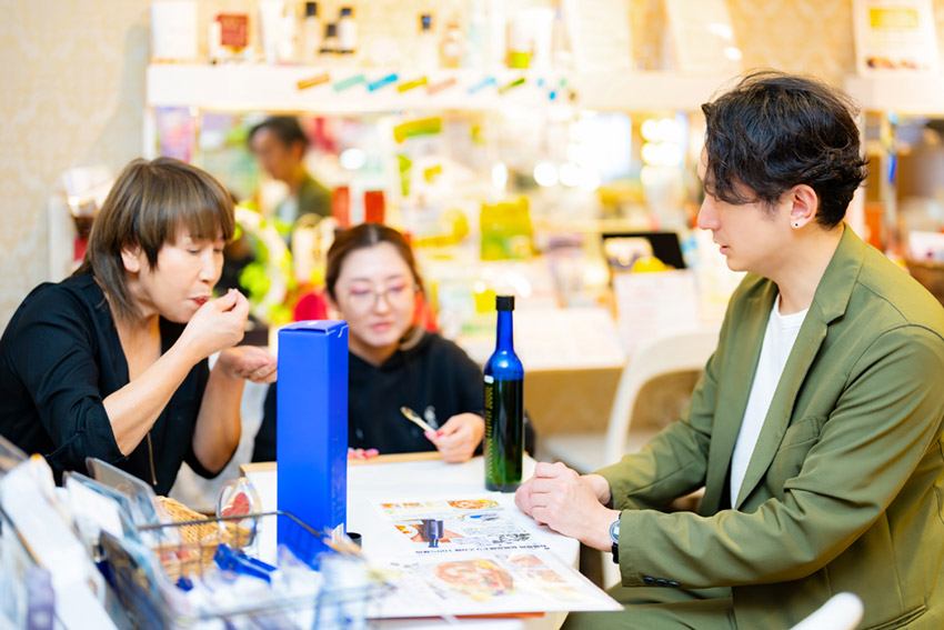 店内で資料を広げて商談するラウンダー