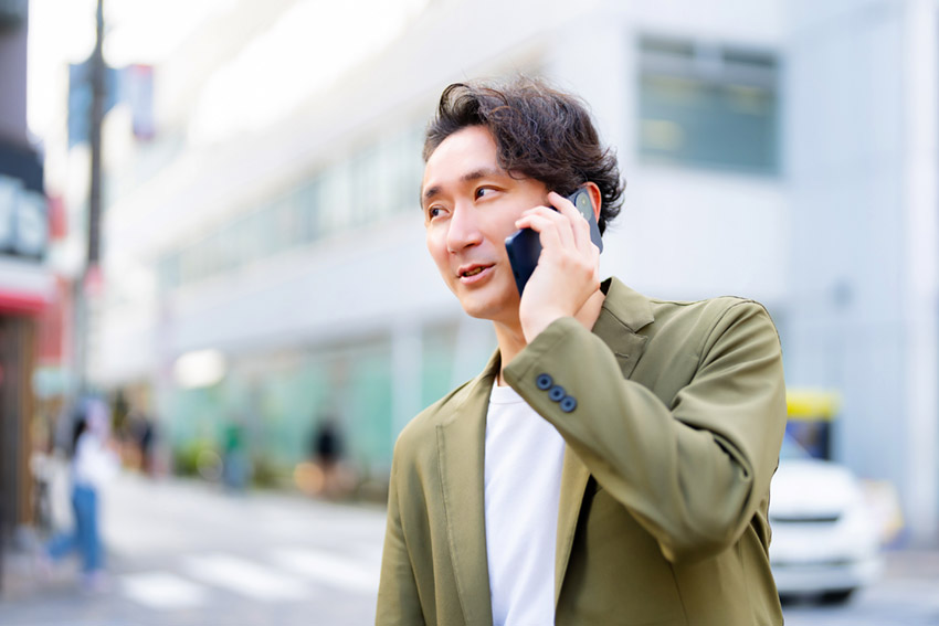 店主の話をメモするラウンダー