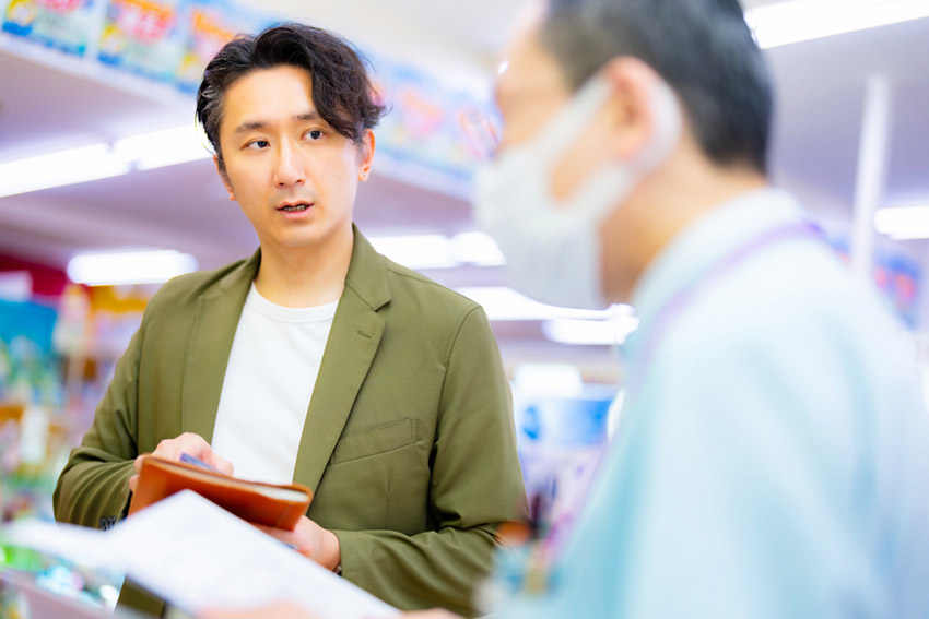 移動中に店舗へ連絡するラウンダー