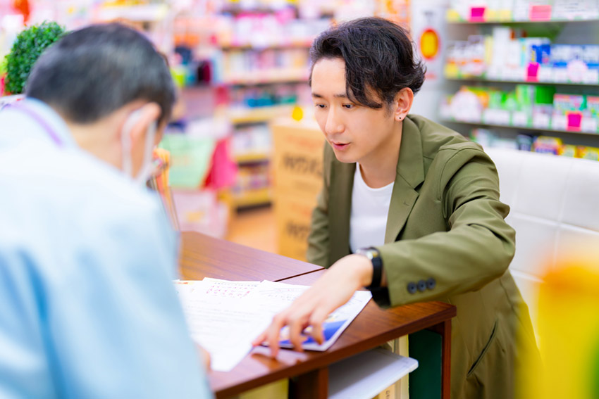 売場の前で店主と話すラウンダー