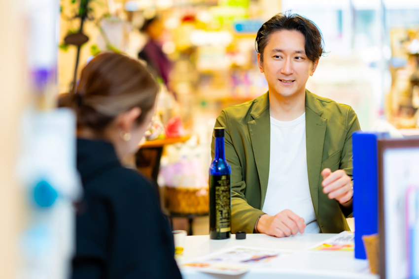 店頭で商品を紹介するラウンダー